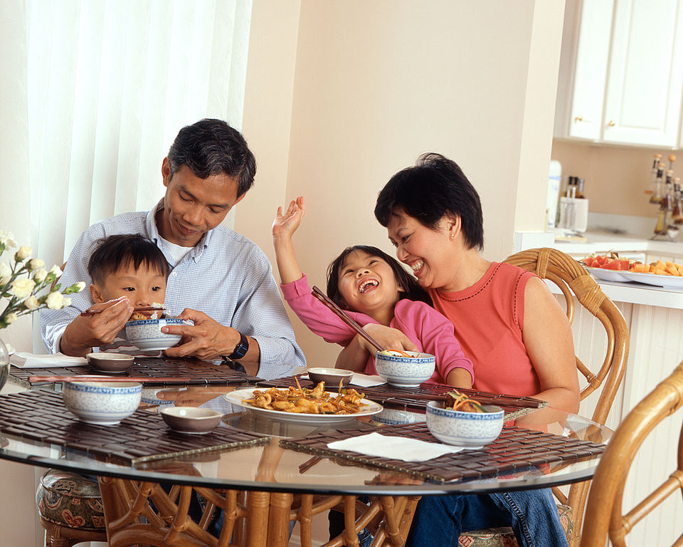 You are currently viewing How Eating with Others Makes You Closer